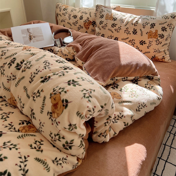 91家纺网 家纺一手货源 找家纺 红嘴企鹅 2025新款精致印花牛奶绒四件套 摩卡熊