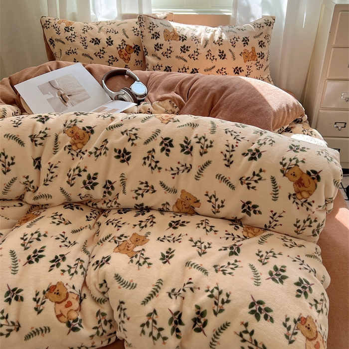 91家纺网 家纺一手货源 找家纺 红嘴企鹅 2025新款精致印花牛奶绒四件套 摩卡熊