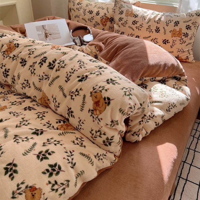 91家纺网 家纺一手货源 找家纺 红嘴企鹅 2025新款精致印花牛奶绒四件套 摩卡熊