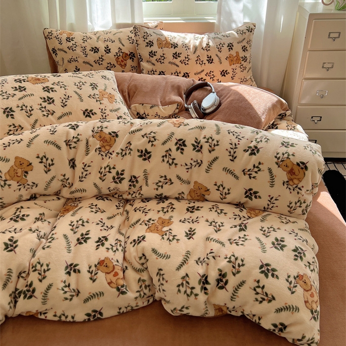 91家纺网 家纺一手货源 找家纺 红嘴企鹅 2025新款精致印花牛奶绒四件套 摩卡熊