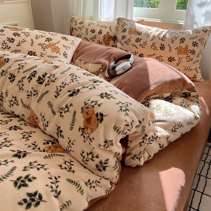 91家纺网 家纺一手货源 找家纺 红嘴企鹅 2025新款精致印花牛奶绒四件套 摩卡熊