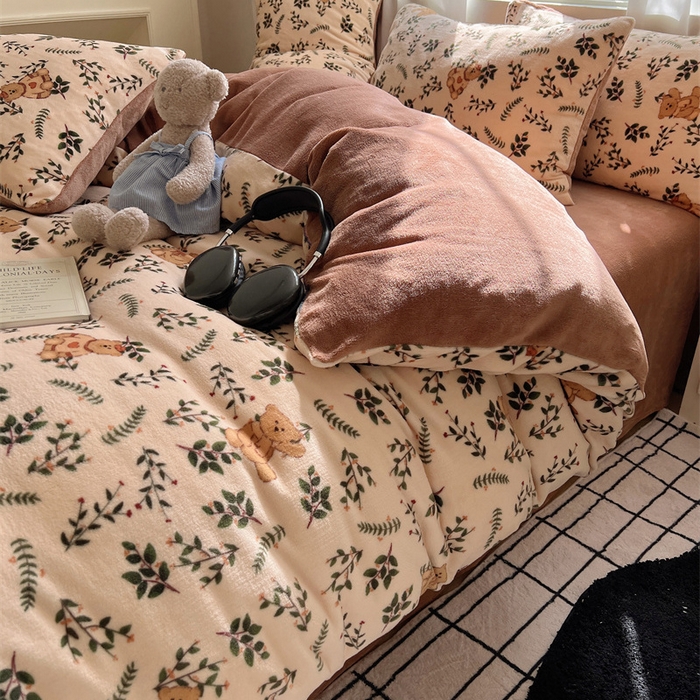 91家纺网 家纺一手货源 找家纺 红嘴企鹅 2025新款精致印花牛奶绒四件套 摩卡熊