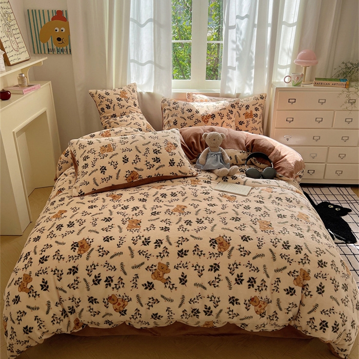 91家纺网 家纺一手货源 找家纺 红嘴企鹅 2025新款精致印花牛奶绒四件套 摩卡熊