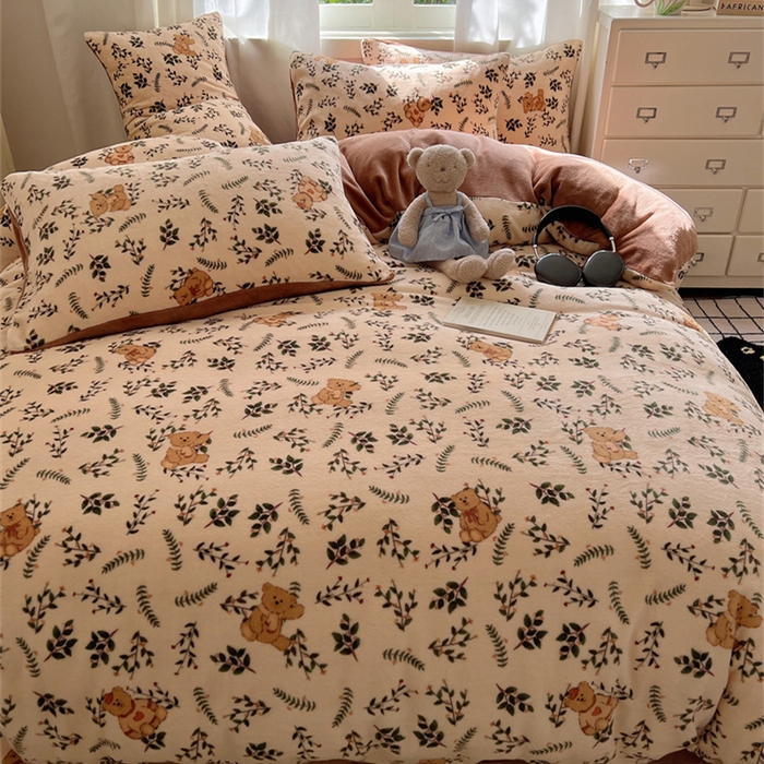 91家纺网 家纺一手货源 找家纺 红嘴企鹅 2025新款精致印花牛奶绒四件套 摩卡熊