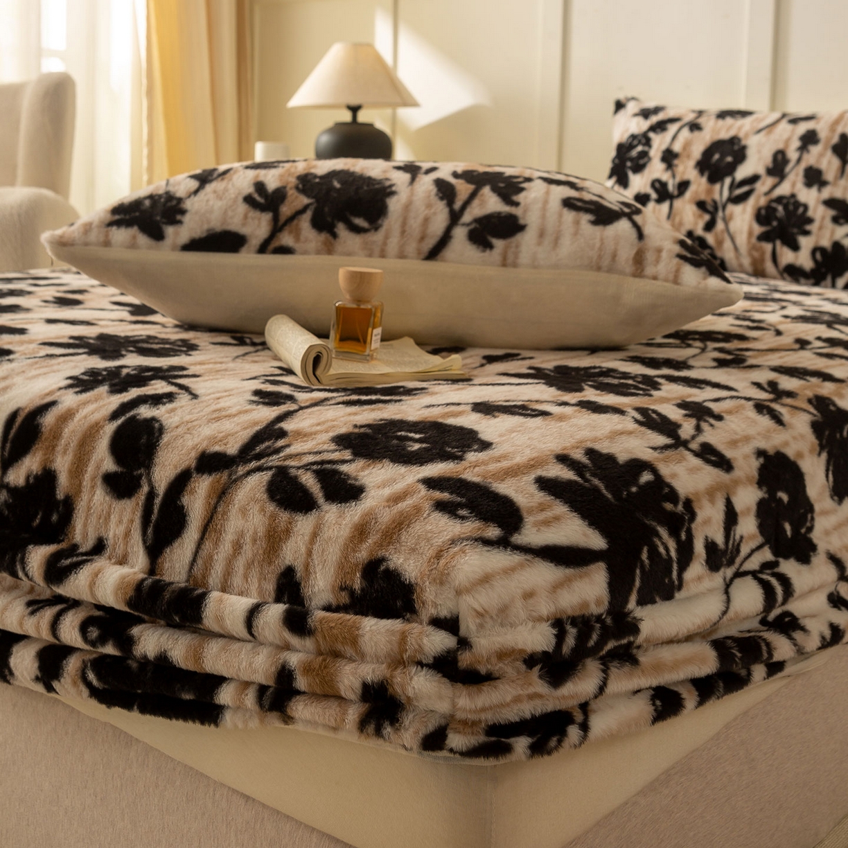 91家纺网 家纺一手货源 找家纺 眠势力 2025新款兔毛绒床笠单件冬季加绒冬季保暖保护套全包防尘床垫罩-美拉德系列 墨韵【兔毛绒床笠】