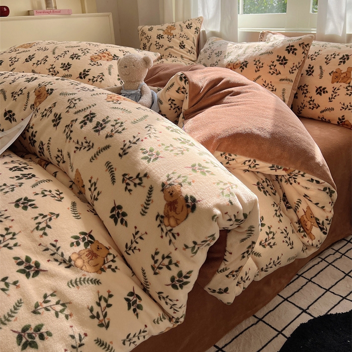 91家纺网 家纺一手货源 找家纺 红嘴企鹅 2025新款精致印花牛奶绒四件套 摩卡熊