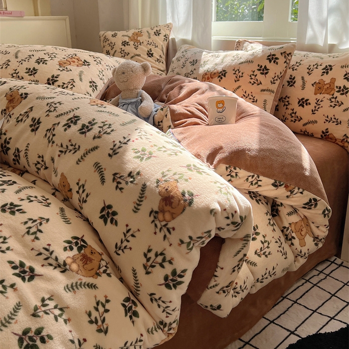 91家纺网 家纺一手货源 找家纺 红嘴企鹅 2025新款精致印花牛奶绒四件套 摩卡熊