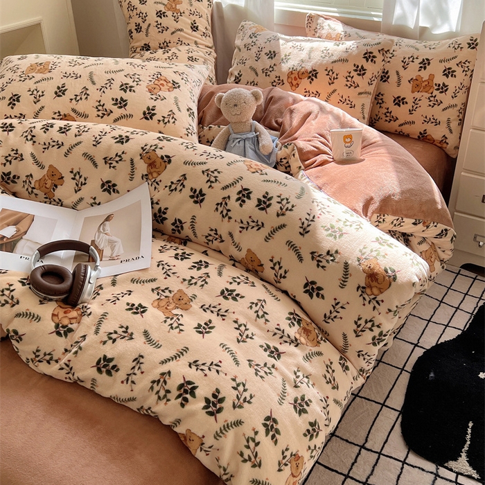 91家纺网 家纺一手货源 找家纺 红嘴企鹅 2025新款精致印花牛奶绒四件套 摩卡熊