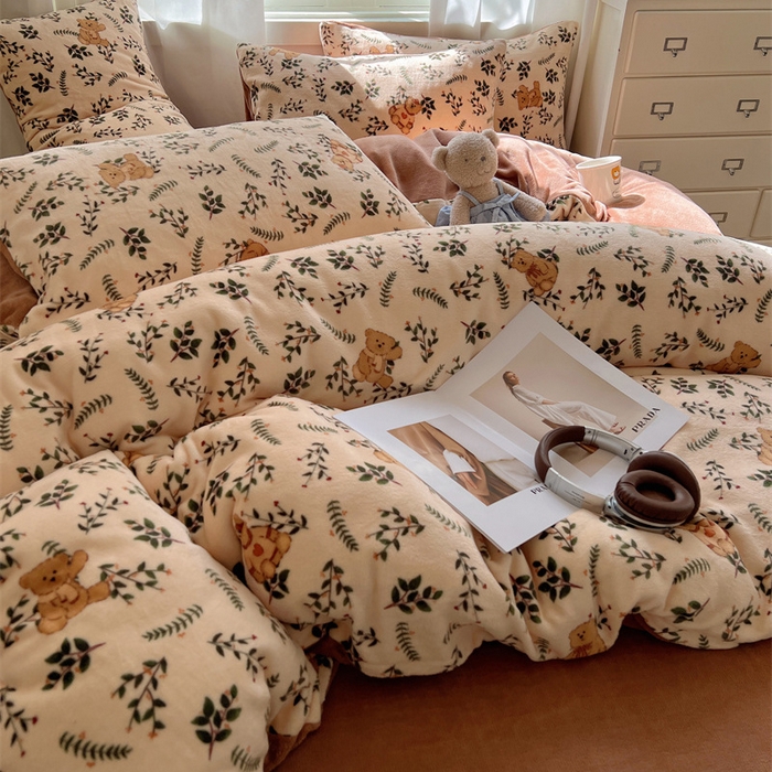 91家纺网 家纺一手货源 找家纺 红嘴企鹅 2025新款精致印花牛奶绒四件套 摩卡熊