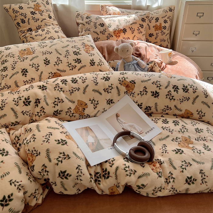 91家纺网 家纺一手货源 找家纺 红嘴企鹅 2025新款精致印花牛奶绒四件套 摩卡熊