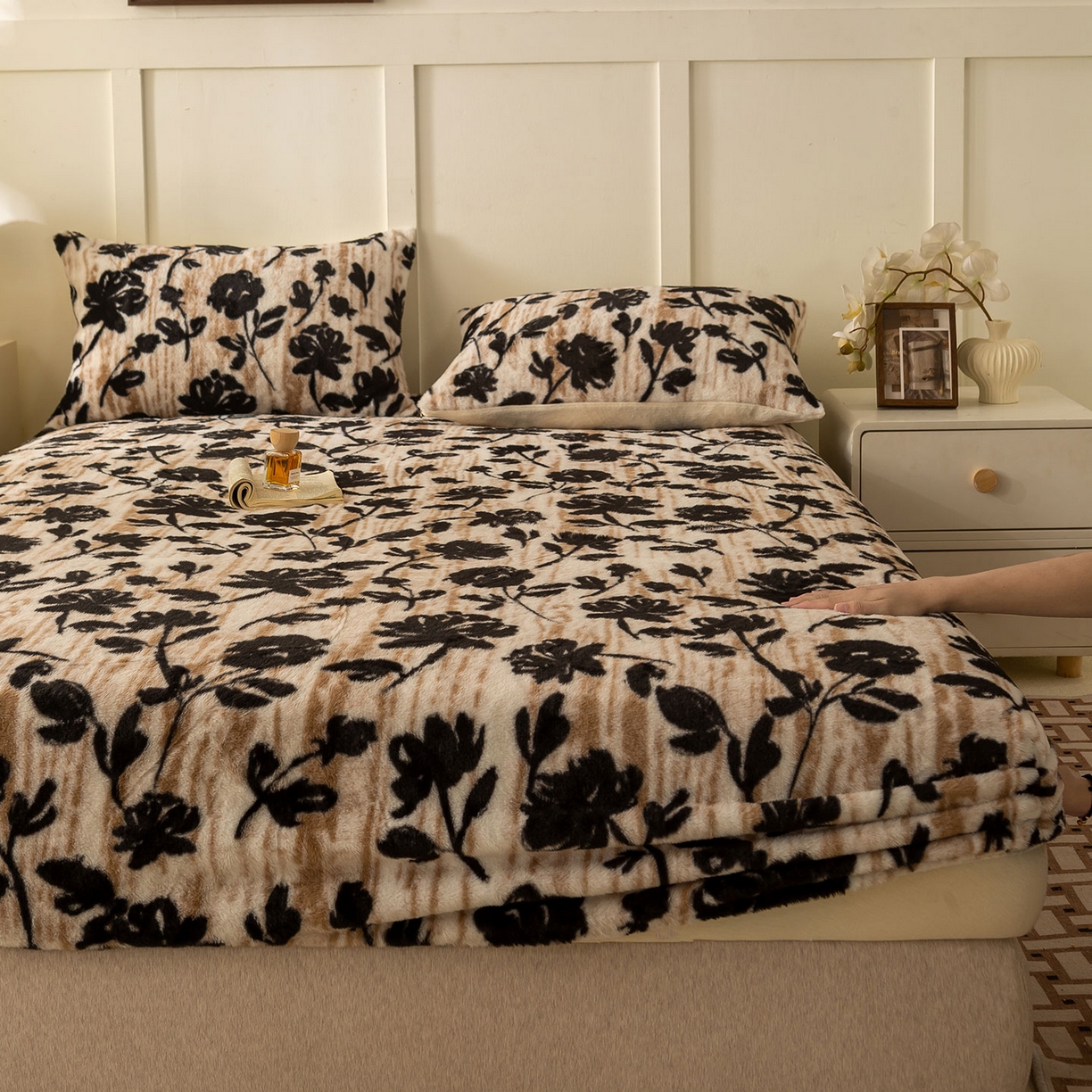 91家纺网 家纺一手货源 找家纺 眠势力 2025新款兔毛绒床笠单件冬季加绒冬季保暖保护套全包防尘床垫罩-美拉德系列 墨韵【兔毛绒床笠】