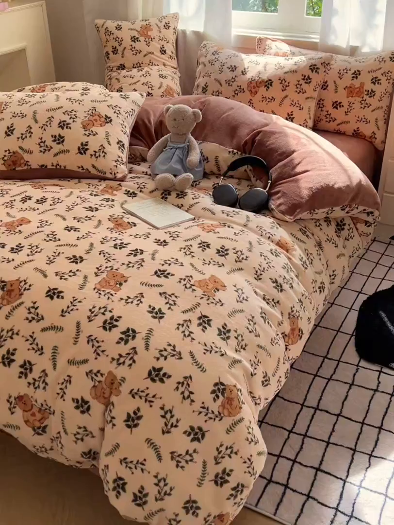 91家纺网 家纺一手货源 找家纺 红嘴企鹅 2025新款精致印花牛奶绒四件套 摩卡熊