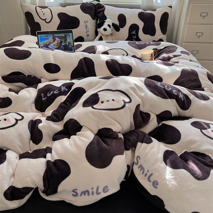 91家纺网 家纺一手货源 找家纺 红嘴企鹅 2025新款精致印花牛奶绒四件套 奶油萌狗