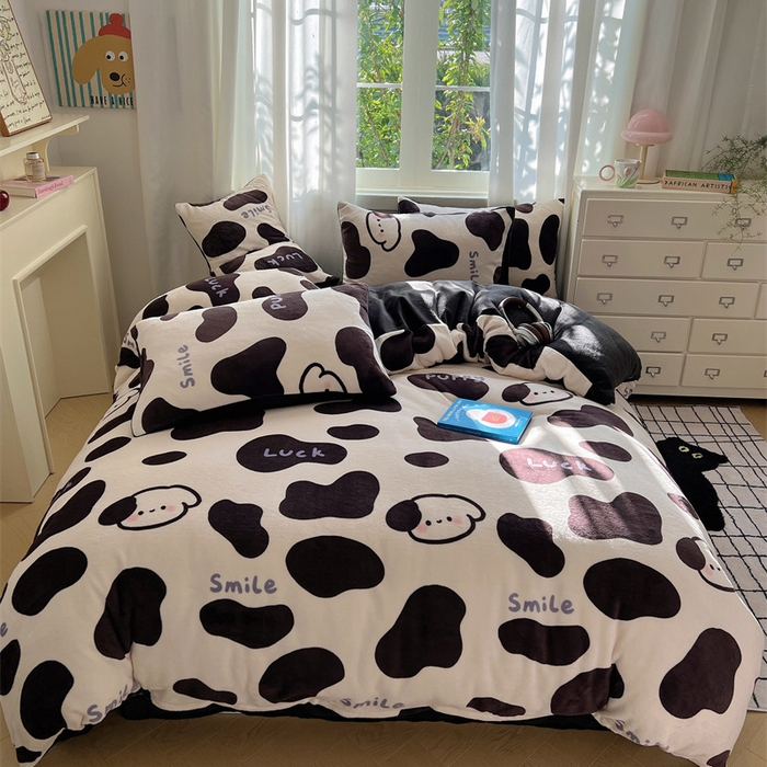 91家纺网 家纺一手货源 找家纺 红嘴企鹅 2025新款精致印花牛奶绒四件套 奶油萌狗