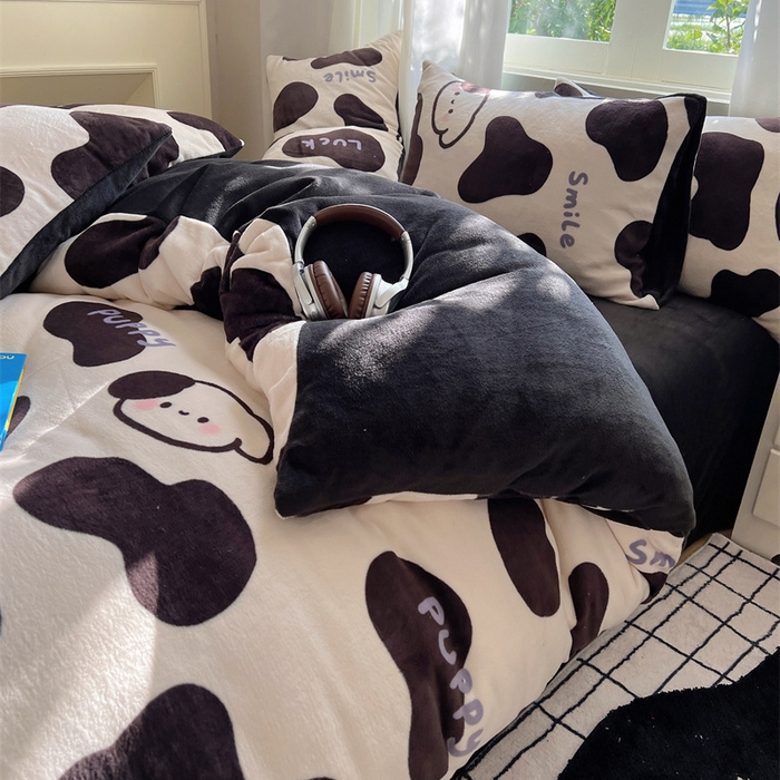 91家纺网 家纺一手货源 找家纺 红嘴企鹅 2025新款精致印花牛奶绒四件套 奶油萌狗