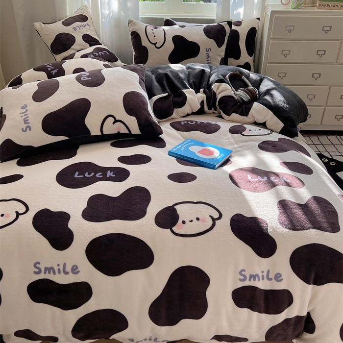 91家纺网 家纺一手货源 找家纺 红嘴企鹅 2025新款精致印花牛奶绒四件套 奶油萌狗