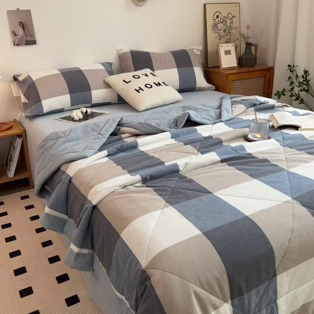 91家纺网 家纺一手货源 找家纺 梵克保罗 2025春夏新款10A抗菌无印风水洗棉夏被四件套 深蓝大格