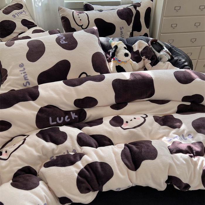 91家纺网 家纺一手货源 找家纺 红嘴企鹅 2025新款精致印花牛奶绒四件套 奶油萌狗