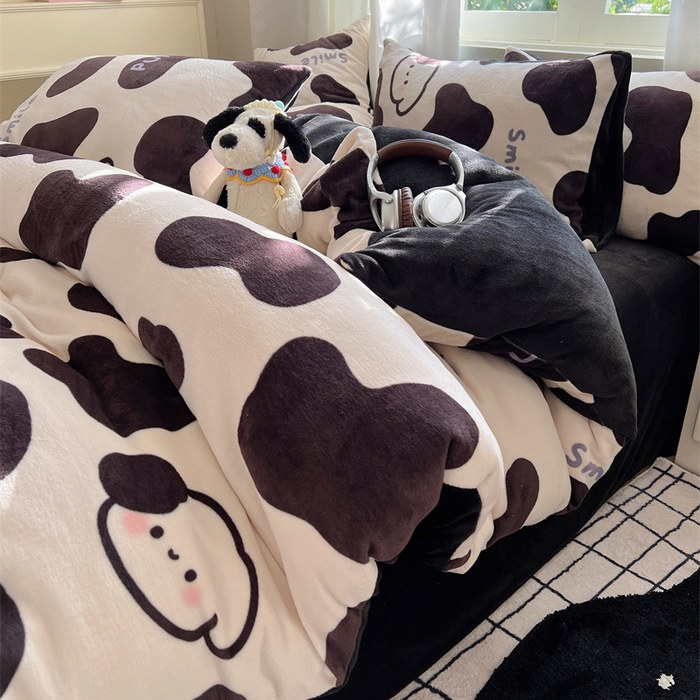 91家纺网 家纺一手货源 找家纺 红嘴企鹅 2025新款精致印花牛奶绒四件套 奶油萌狗