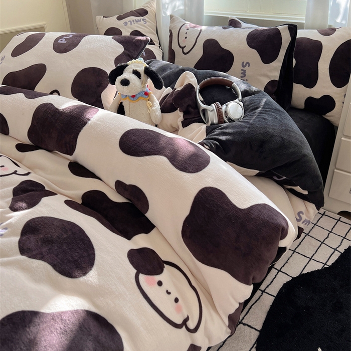 91家纺网 家纺一手货源 找家纺 红嘴企鹅 2025新款精致印花牛奶绒四件套 奶油萌狗