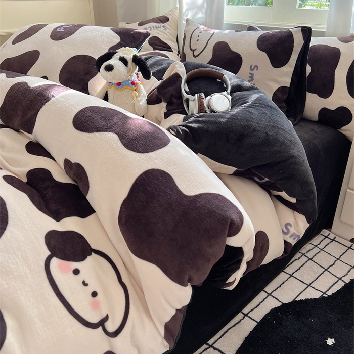 91家纺网 家纺一手货源 找家纺 红嘴企鹅 2025新款精致印花牛奶绒四件套 奶油萌狗