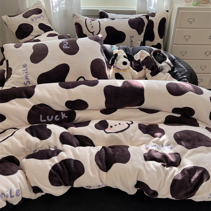 91家纺网 家纺一手货源 找家纺 红嘴企鹅 2025新款精致印花牛奶绒四件套 奶油萌狗