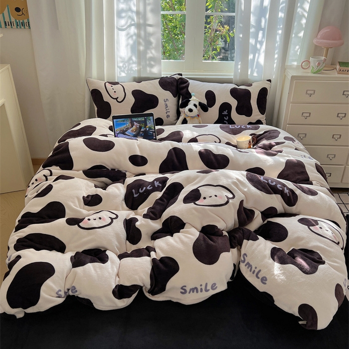 91家纺网 家纺一手货源 找家纺 红嘴企鹅 2025新款精致印花牛奶绒四件套 奶油萌狗