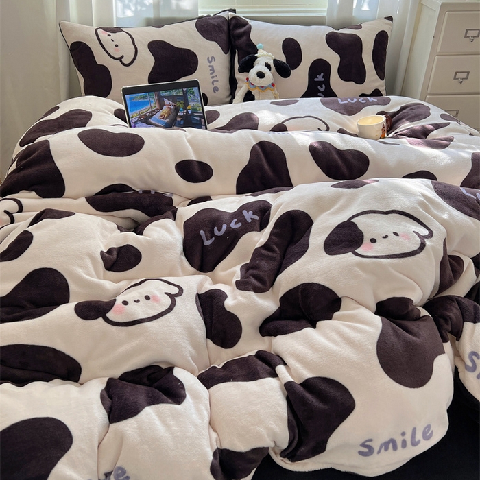 91家纺网 家纺一手货源 找家纺 红嘴企鹅 2025新款精致印花牛奶绒四件套 奶油萌狗