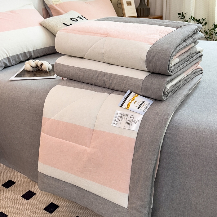 91家纺网 家纺一手货源 找家纺 梵克保罗 2025春夏新款10A抗菌无印风水洗棉夏被四件套 桃玉粉