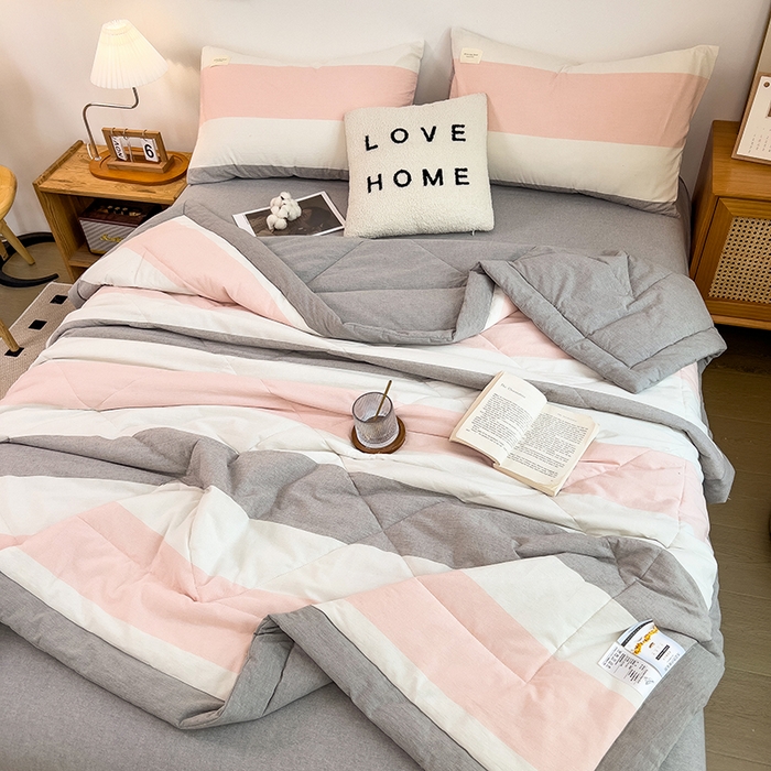 91家纺网 家纺一手货源 找家纺 梵克保罗 2025春夏新款10A抗菌无印风水洗棉夏被四件套 桃玉粉