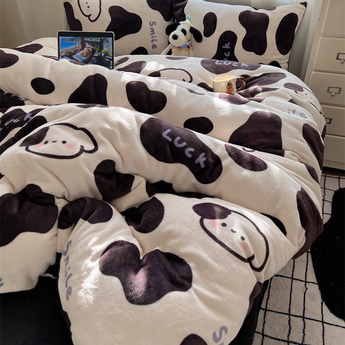 91家纺网 家纺一手货源 找家纺 红嘴企鹅 2025新款精致印花牛奶绒四件套 奶油萌狗