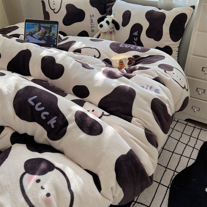 91家纺网 家纺一手货源 找家纺 红嘴企鹅 2025新款精致印花牛奶绒四件套 奶油萌狗