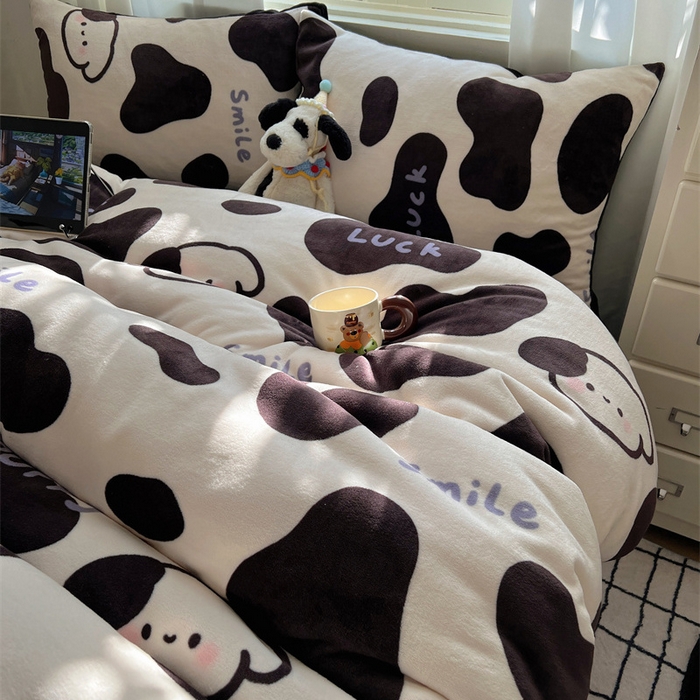 91家纺网 家纺一手货源 找家纺 红嘴企鹅 2025新款精致印花牛奶绒四件套 奶油萌狗