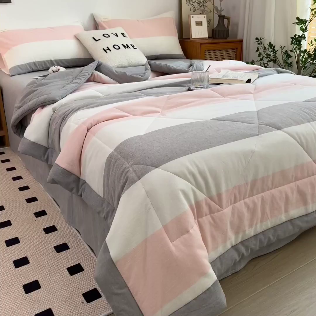 91家纺网 家纺一手货源 找家纺 梵克保罗 2025春夏新款10A抗菌无印风水洗棉夏被四件套 桃玉粉