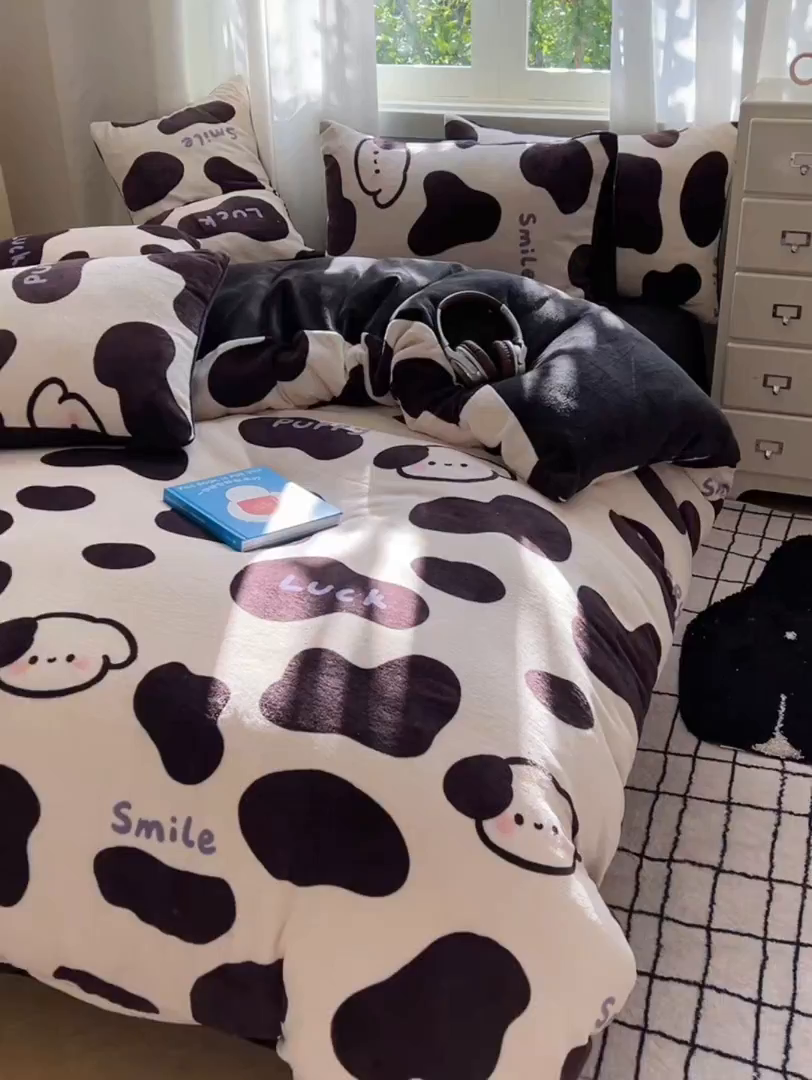 91家纺网 家纺一手货源 找家纺 红嘴企鹅 2025新款精致印花牛奶绒四件套 奶油萌狗