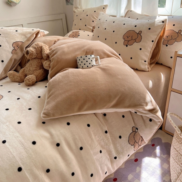 91家纺网 家纺一手货源 找家纺 红嘴企鹅 2025新款精致印花牛奶绒四件套 牛奶绒-波点狗