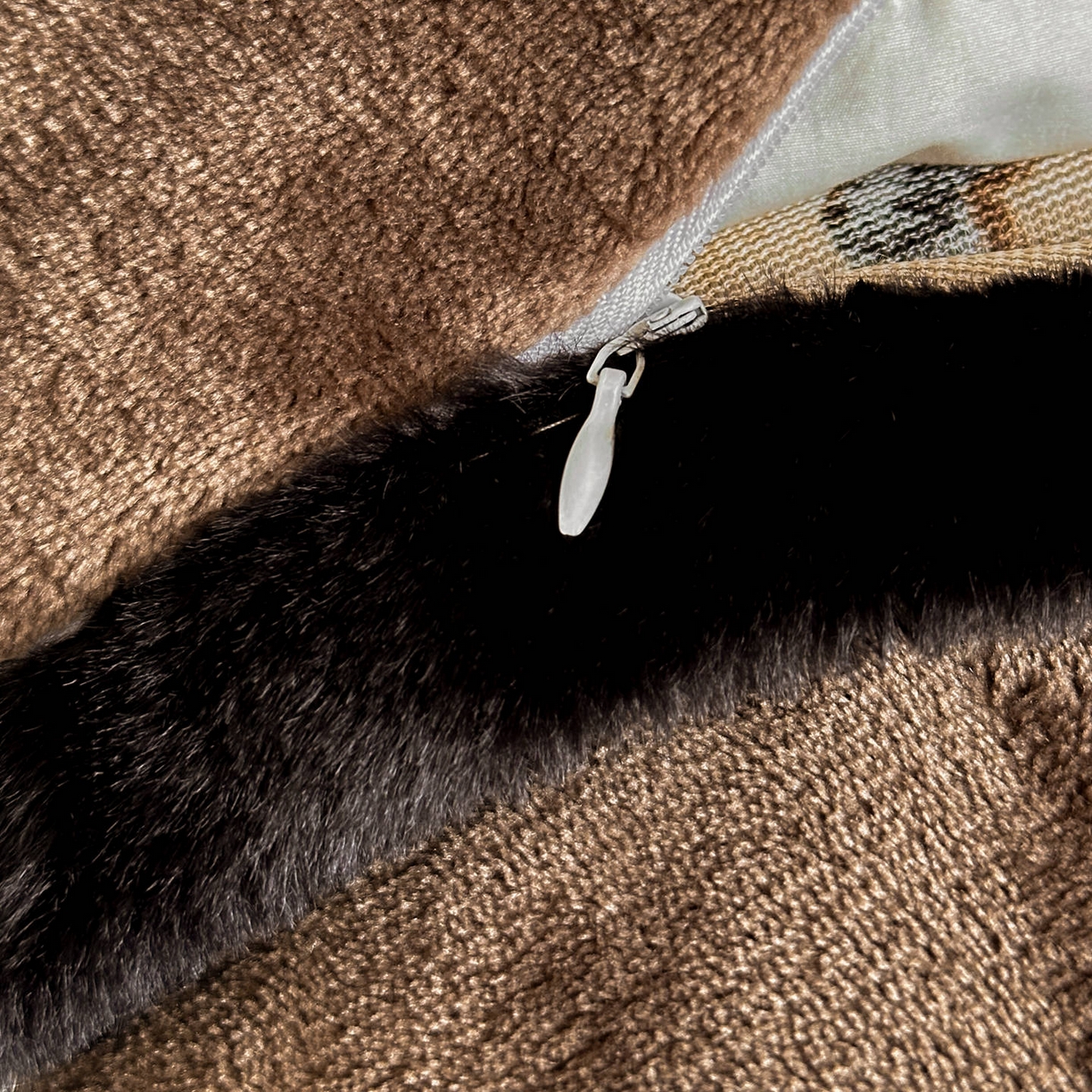 91家纺网 家纺一手货源 找家纺 铠畅  2025新款加厚8斤包边款美拉德仿兔毛皮草牛奶绒四件套 美拉德包边款-爱意玫瑰