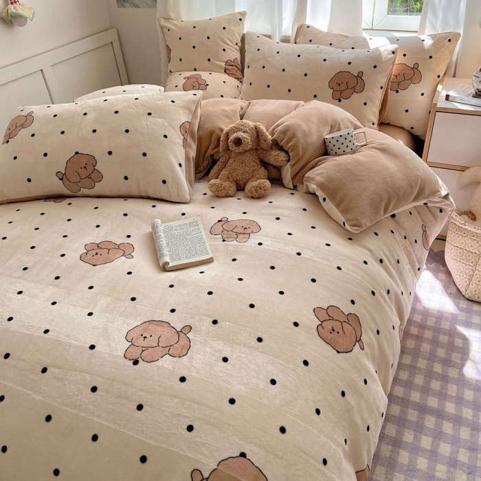 91家纺网 家纺一手货源 找家纺 红嘴企鹅 2025新款精致印花牛奶绒四件套 牛奶绒-波点狗