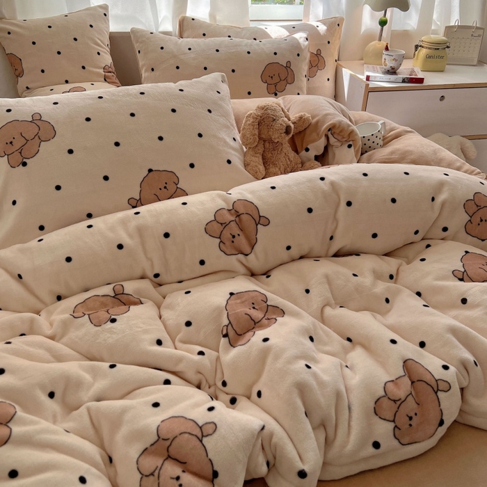 91家纺网 家纺一手货源 找家纺 红嘴企鹅 2025新款精致印花牛奶绒四件套 牛奶绒-波点狗