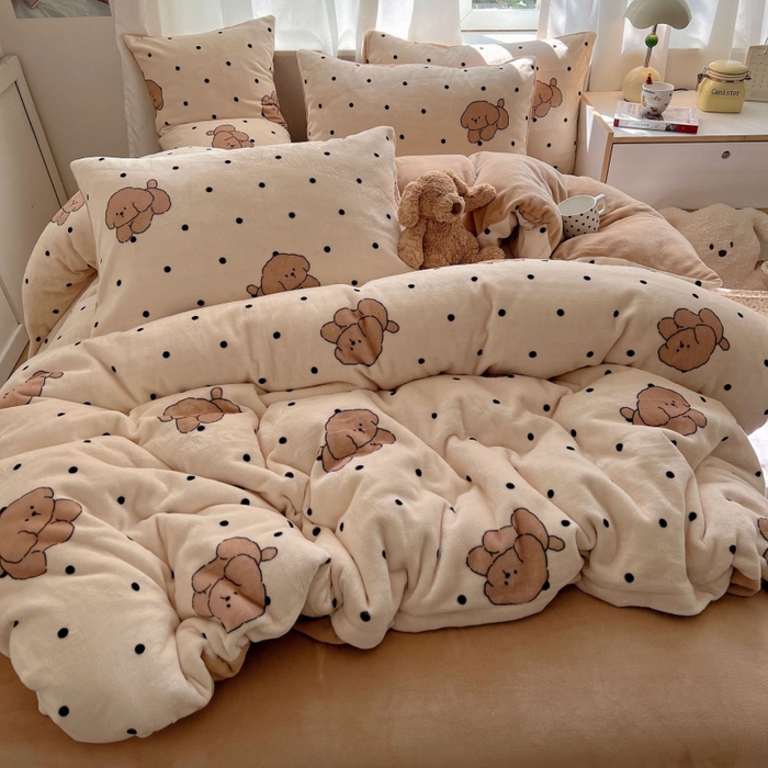 91家纺网 家纺一手货源 找家纺 红嘴企鹅 2025新款精致印花牛奶绒四件套 牛奶绒-波点狗