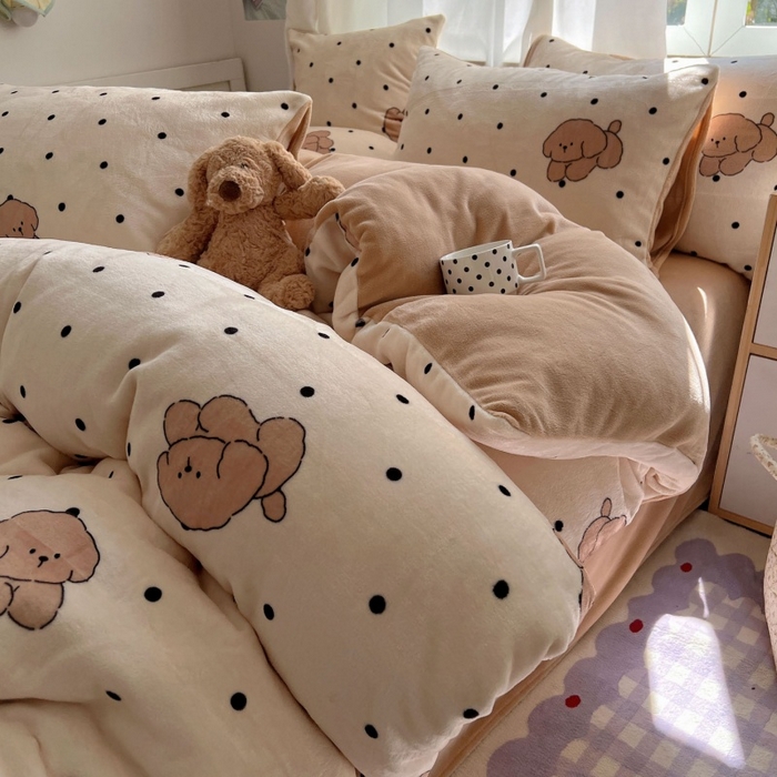 91家纺网 家纺一手货源 找家纺 红嘴企鹅 2025新款精致印花牛奶绒四件套 牛奶绒-波点狗