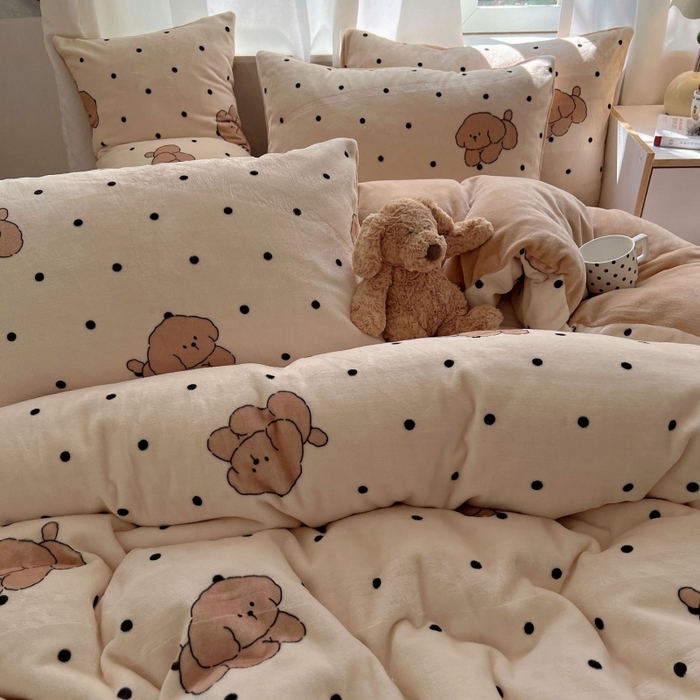 91家纺网 家纺一手货源 找家纺 红嘴企鹅 2025新款精致印花牛奶绒四件套 牛奶绒-波点狗