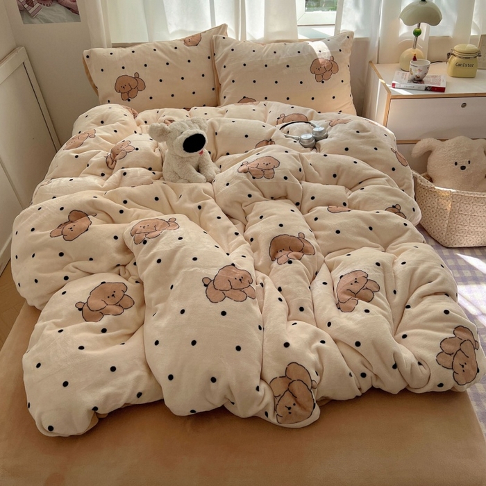 91家纺网 家纺一手货源 找家纺 红嘴企鹅 2025新款精致印花牛奶绒四件套 牛奶绒-波点狗