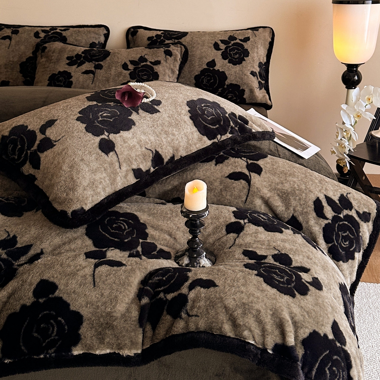 91家纺网 家纺一手货源 找家纺 铠畅  2025新款加厚8斤包边款美拉德仿兔毛皮草牛奶绒四件套 美拉德包边款-奥斯玫瑰