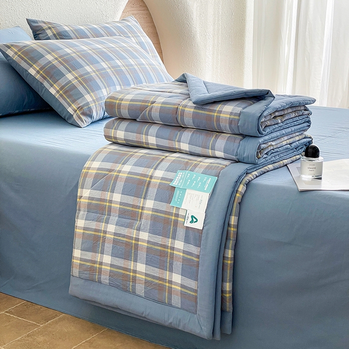 91家纺网 家纺一手货源 找家纺 梵克保罗 2025春夏新款10A抗菌无印风水洗棉夏被四件套 天蓝中格