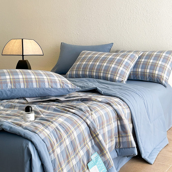 91家纺网 家纺一手货源 找家纺 梵克保罗 2025春夏新款10A抗菌无印风水洗棉夏被四件套 天蓝中格