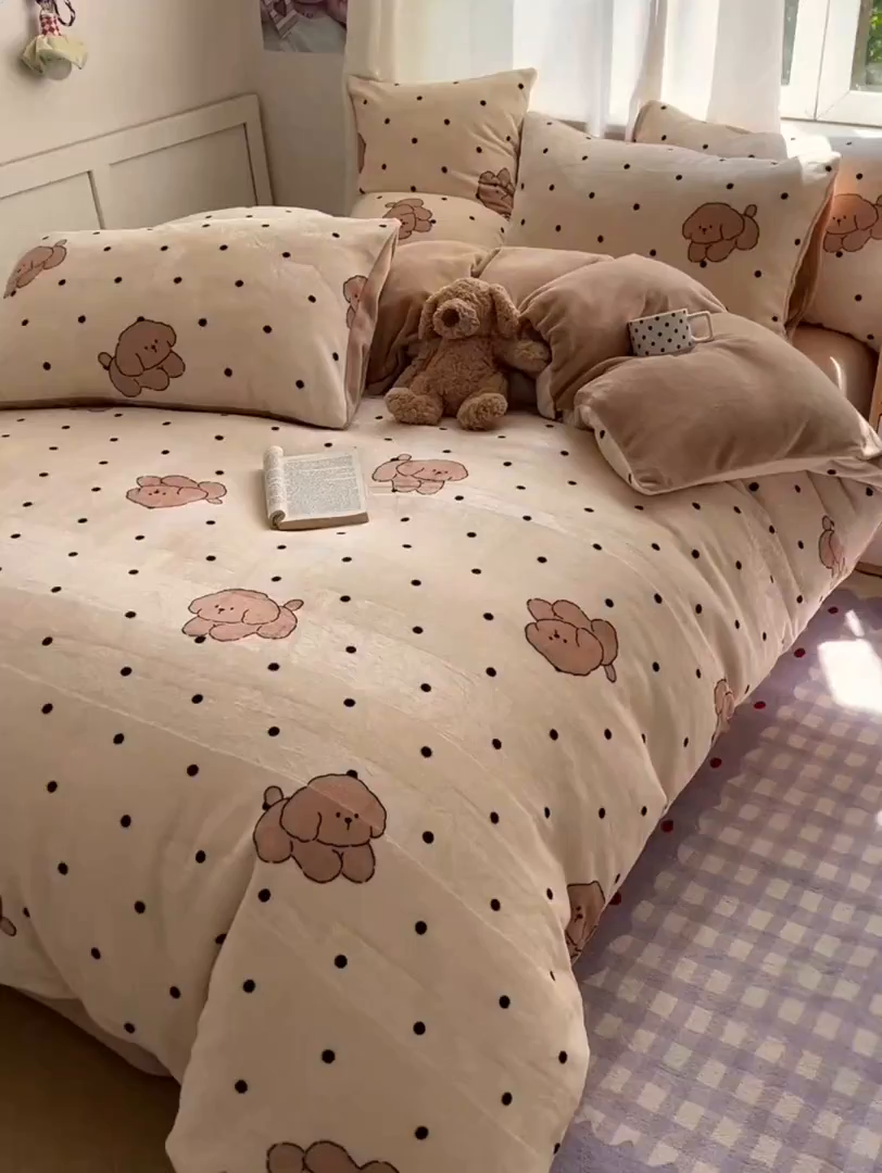 91家纺网 家纺一手货源 找家纺 红嘴企鹅 2025新款精致印花牛奶绒四件套 牛奶绒-波点狗