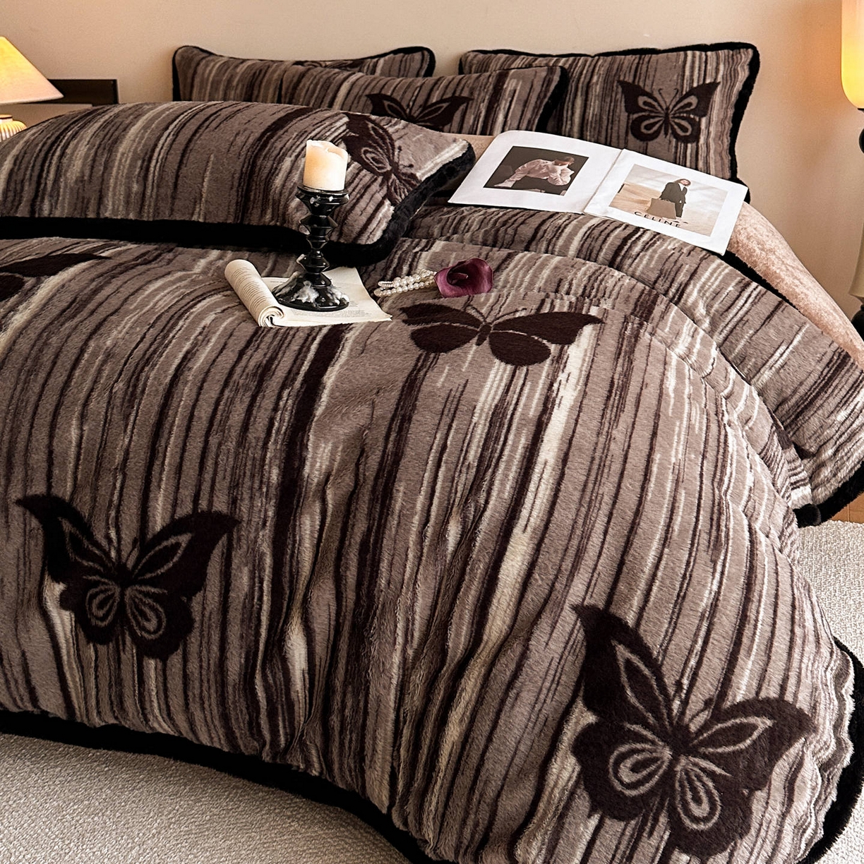 91家纺网 家纺一手货源 找家纺 铠畅  2025新款加厚8斤包边款美拉德仿兔毛皮草牛奶绒四件套 美拉德包边款-蝶之翼