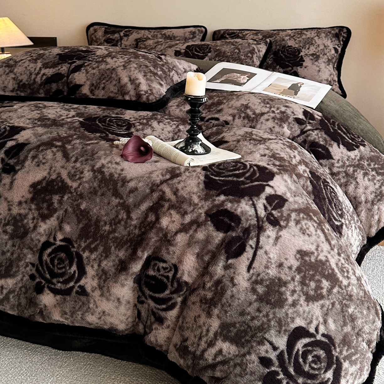 91家纺网 家纺一手货源 找家纺 铠畅  2025新款加厚8斤包边款美拉德仿兔毛皮草牛奶绒四件套 美拉德包边款-花间絮语