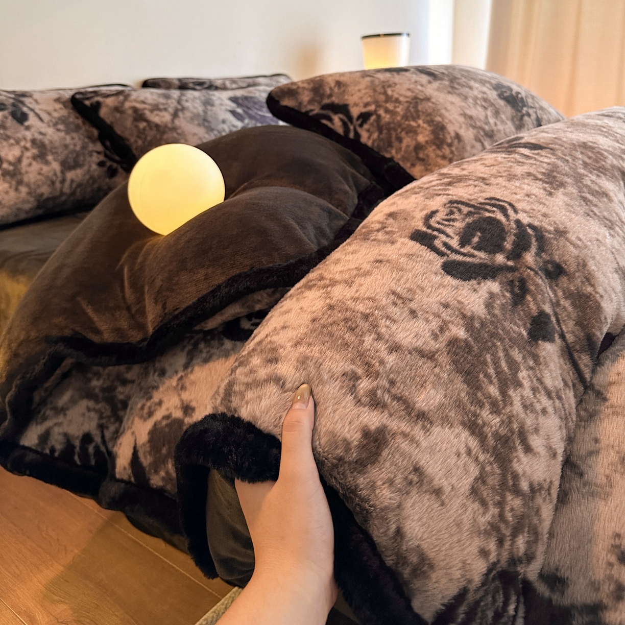 91家纺网 家纺一手货源 找家纺 铠畅  2025新款加厚8斤包边款美拉德仿兔毛皮草牛奶绒四件套 美拉德包边款-花间絮语